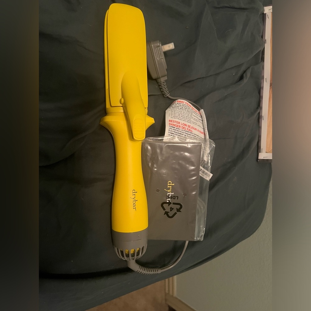 Drybar straight shot blow drying flat iron - no box but never used